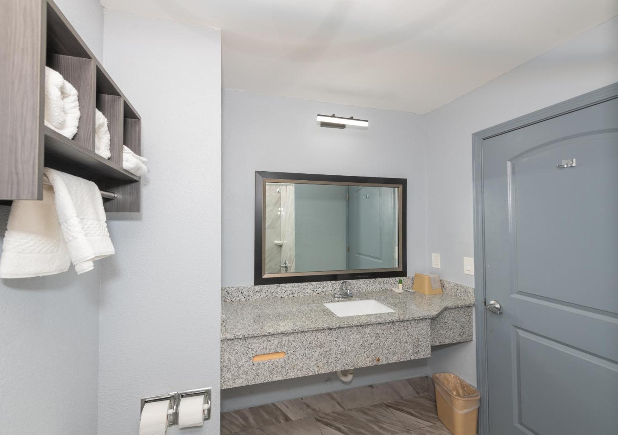 Jamestown Inn & Suites リバーデイル エクステリア 写真