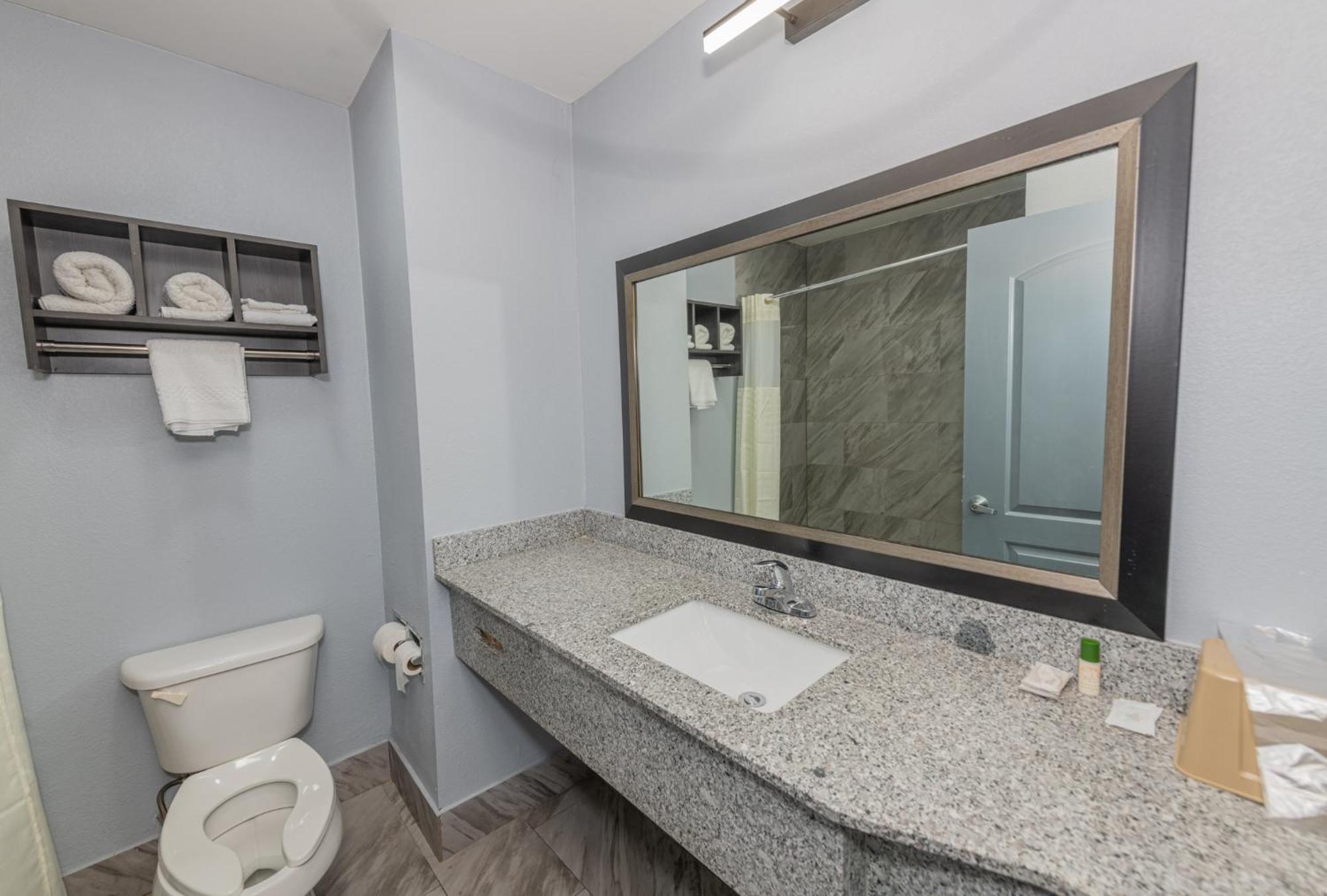 Jamestown Inn & Suites リバーデイル エクステリア 写真